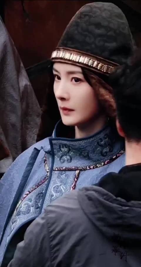 杨幂《江山大同》蓝衣造型曝光，还原北魏鲜卑服饰