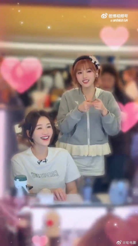 谁懂这种突如其来的名场面，毫无预兆的贴脸整活，两个人同框跳舞画面好甜