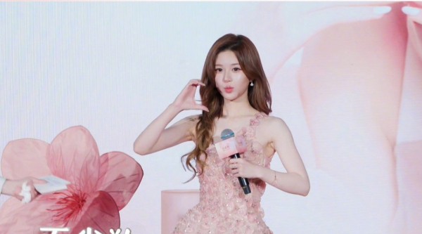 赵露思上海出席百雀羚活动，透露夏天将进组拍戏