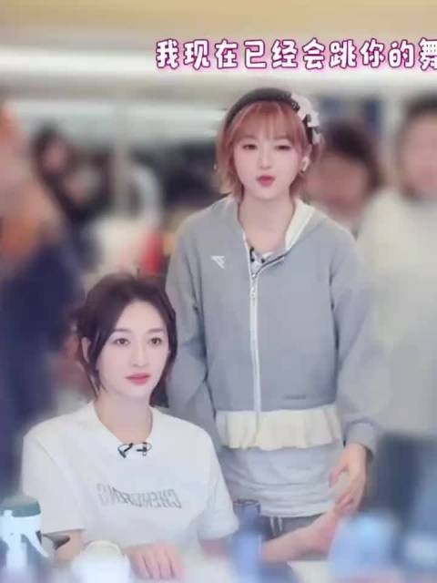 李小冉手臂写满小抄遭孙怡调侃，微博自黑甩锅胳膊