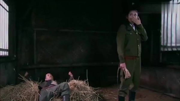 女特务看四下无人，直接坐到土匪的腿上！