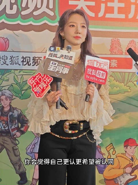 谁懂啊！孟美岐采访太戳人，被问想被记住哪个角色，直言偏爱歌手身份不掩饰