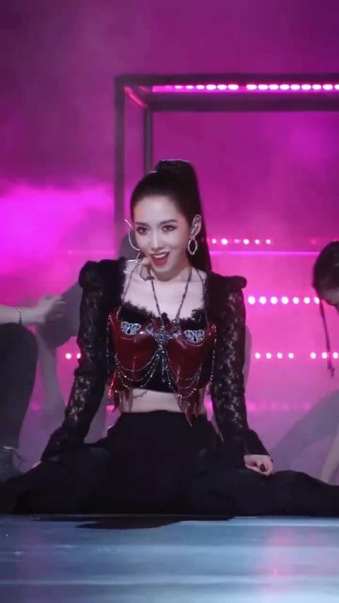 孟美岐十年一路走过来，褪去紧绷与慌张，多了从容与坚定，未来一路生花吧