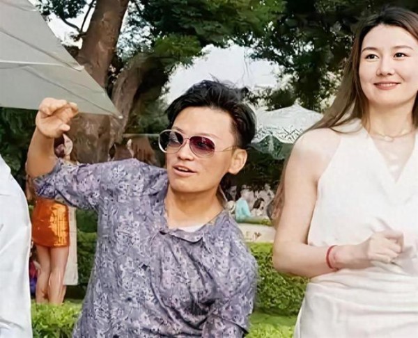 王宝强陪女友青岛聚餐被拍，恭喜苦尽甘来这一次终于选对人了