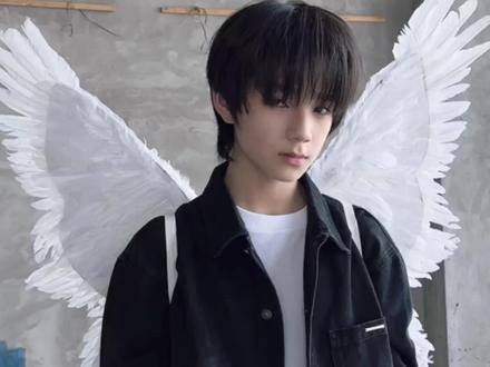 王橹杰杀青应援，宛如一场盛大启程——既是深情告别，亦是炽热奔赴