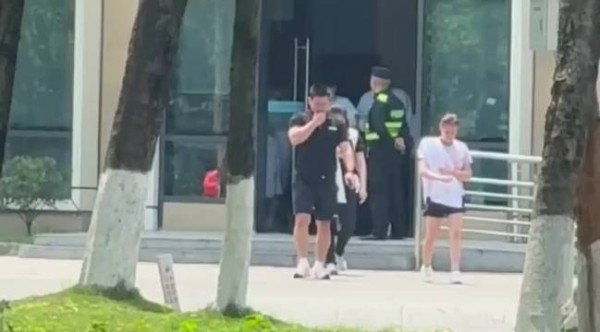 邱贻可又给孙颖莎“上课”，师徒边走边聊，莎莎这个松弛感拉满了