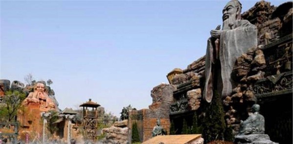 他名气高过孔子, 门下学生比孔子多, 孔子得势后将其诛杀暴尸三天