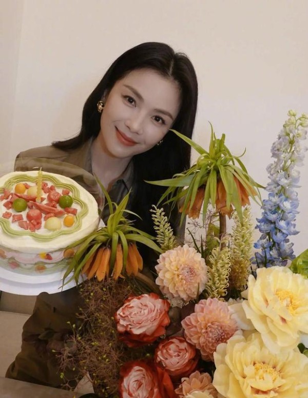 搜狐娱乐讯 19日，刘涛在社交平台上晒美照庆祝自己出道26年，她发文称：“其实我是个i人，i（爱）你们呦。”