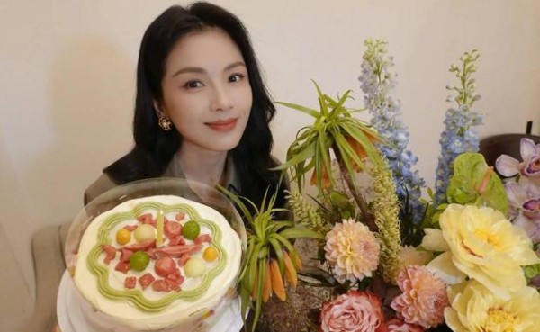 刘涛绽放温柔笑容，亲和力十足。