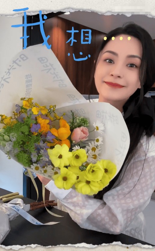 钟欣潼分享日常生活VLOG！化身花艺少女笑容明媚美貌养眼