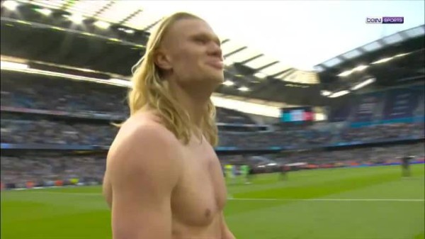 洋洋得意！赢下天王山赛后哈兰德披头撒发，脸上写满开心