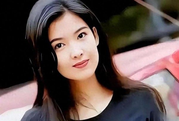 周慧敏18年恋情冲突不断：一次分手七天闪婚，谁懂她的爱情底线？