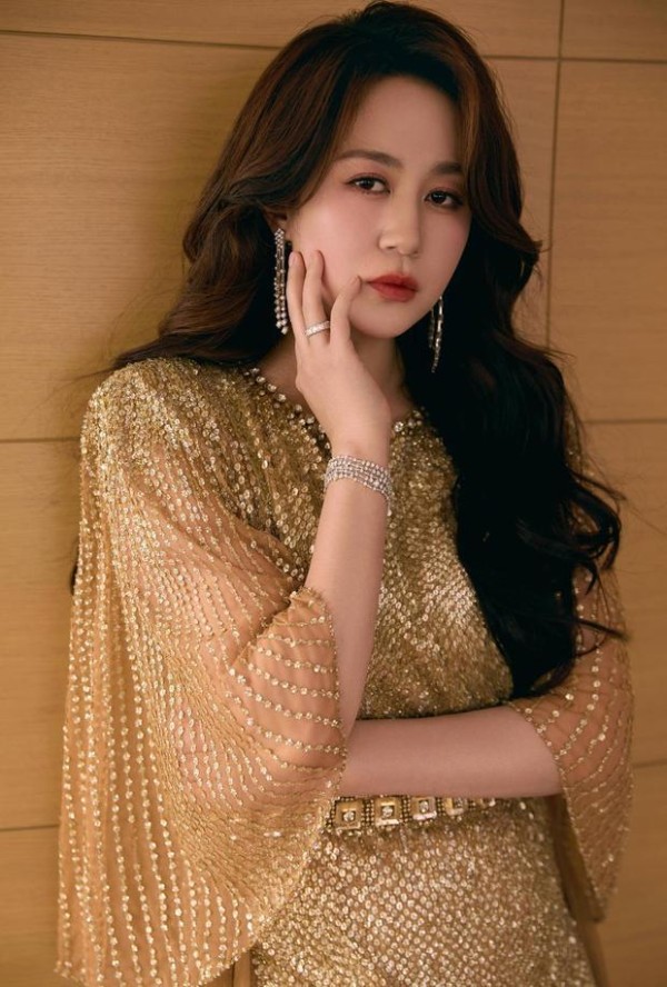 马丽托脸，温柔大方。