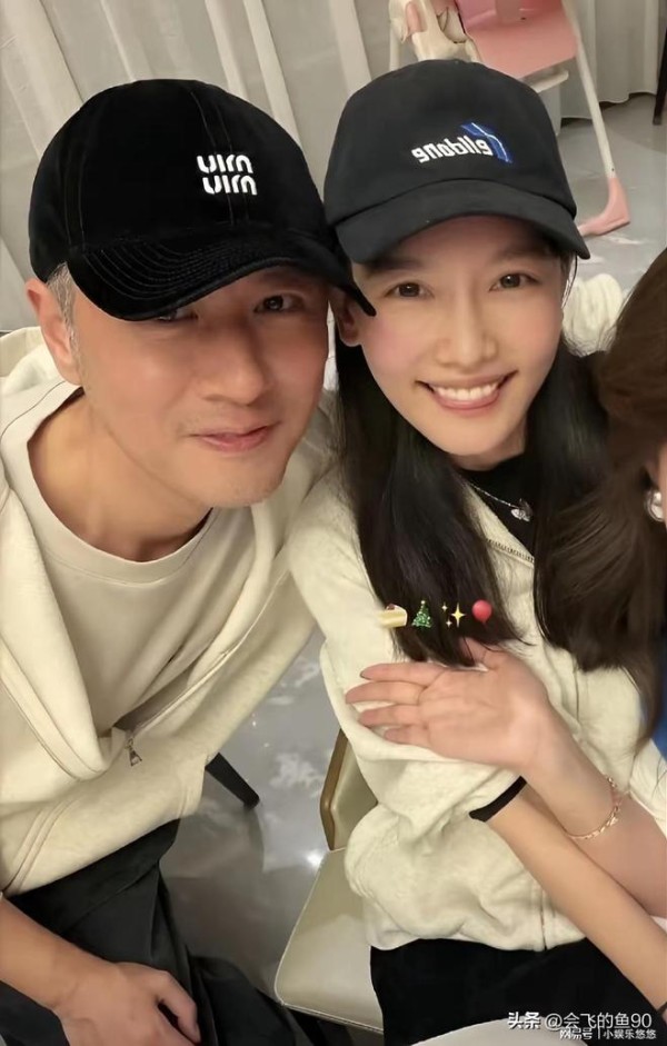 任重不怕骂，就是要晒幸福，晒老婆的冻龄美颜，晒女儿的香脚丫！