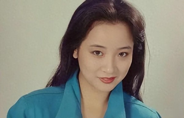 她是国家一级女演员，多次给丈夫戴绿帽，重病丈夫坐轮椅也不离婚