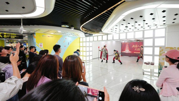 不用抢票、不用正装 成都将音乐剧搬进地铁站 下班顺路就能听