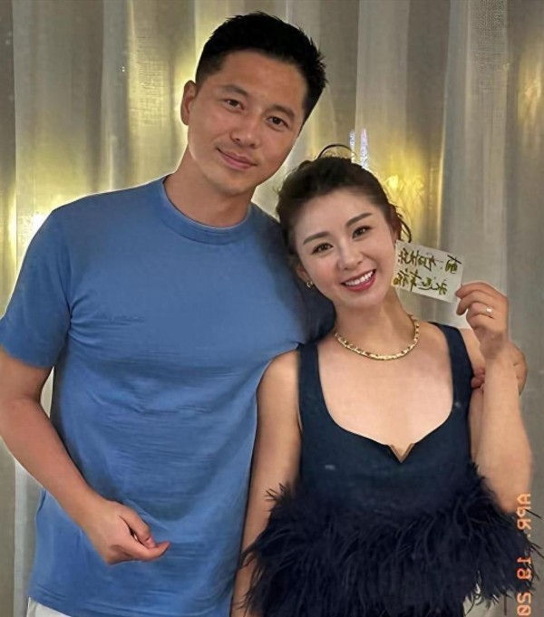 李小萌官宣怀第三胎，40岁丝毫不顾虑她是高龄，满脸堆笑幸福无比