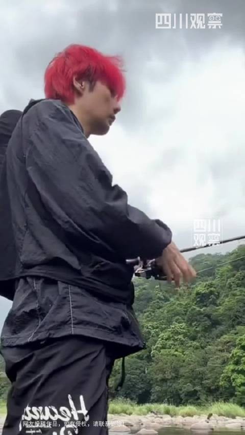 李荣浩直播手机掉水里了