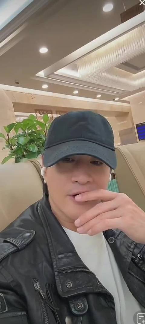 何润东谈演艺生涯直言敢说敬业获赞