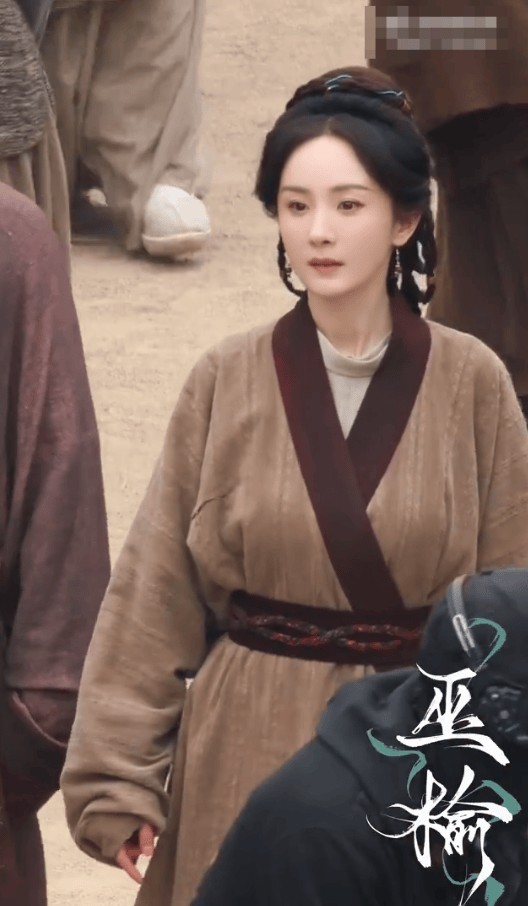 杨幂五官精致。