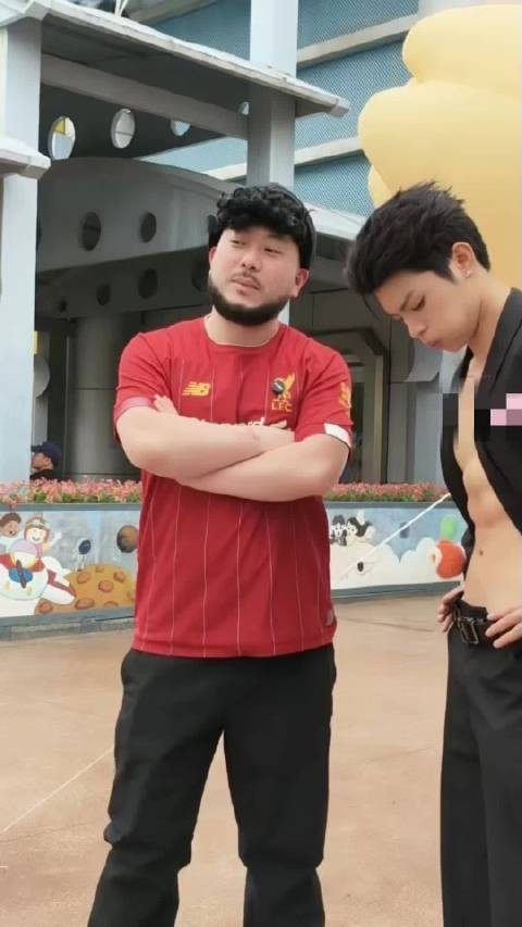 沈阳游客公主抱男NPC致其害羞