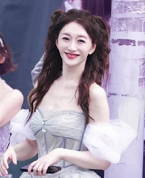 李小冉唱功平平获观众偏爱，颜值优势显著