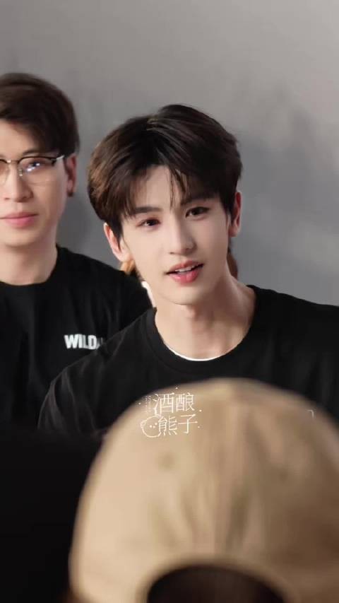 全世界点开欣赏这13秒张凌赫好吗，帅得我过呼吸了