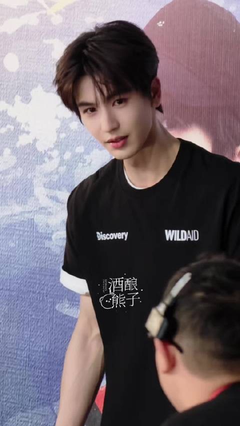 帅得好崩溃，张凌赫这和男大有什么区别