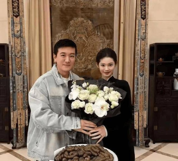 杨子携23岁新女友见91岁母亲，铜钱盆抢眼，黄圣依17年终是一场空