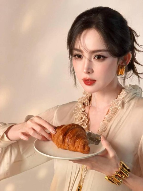 娜扎美貌养眼。