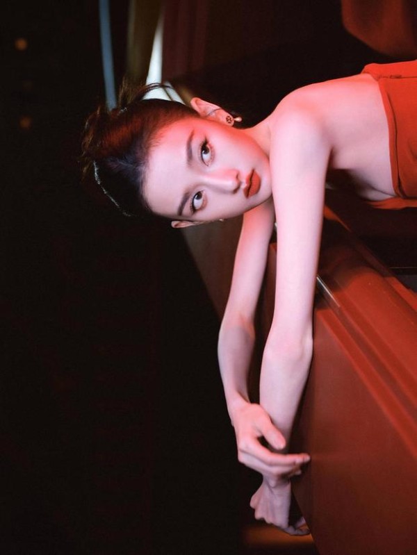 宋祖儿盘发造型很干练。