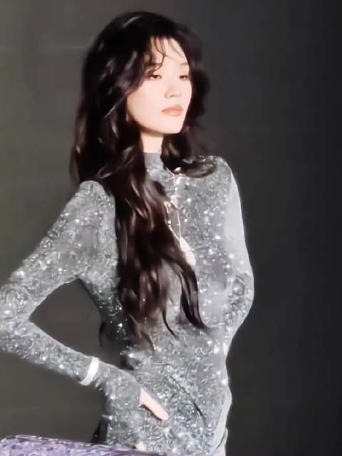 37岁奚梦瑶回归秀台头发丝都散发自信