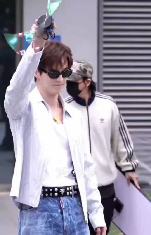 何与启程录制你好星期六，白色上衣牛仔裤尽显青春活力