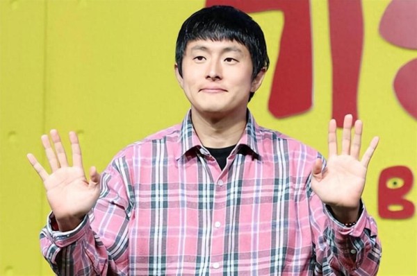 韩男星为捡废品老人捐1亿韩元，坦言从小被奶奶抚养，看着很心酸