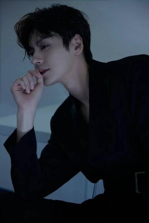 魏哲鸣回应迟到十年反差感引热议