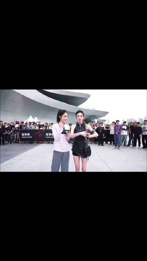 张予曦与荣耀机器人百米赛跑，人类胜负欲成亮点