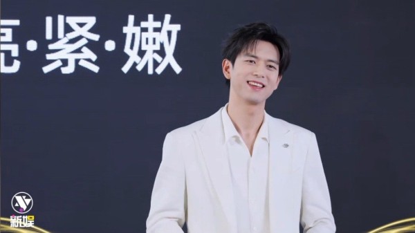 李现直播自称白马王子，去年亦是如此