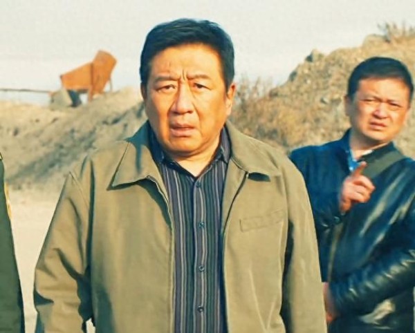 全程瞪眼原形毕露，演技被丁勇岱吊打，这位演员不红是有原因的