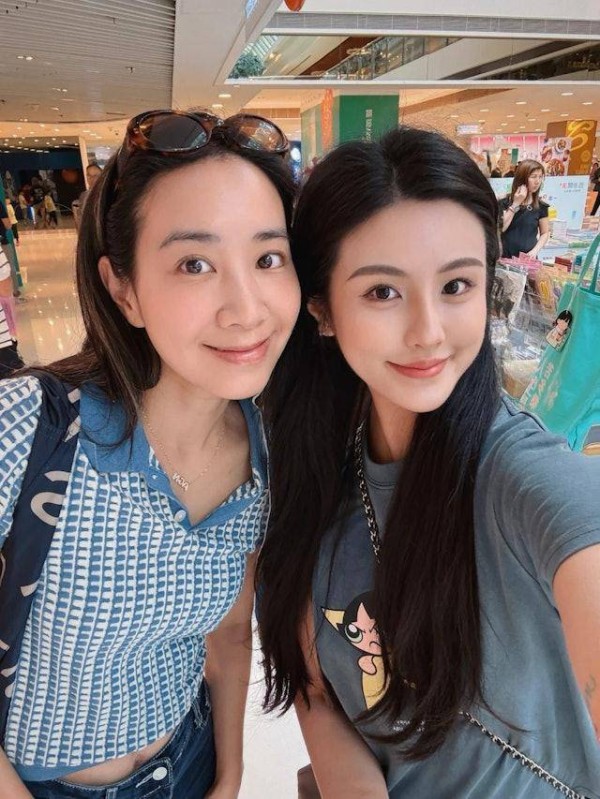 香港“天后遗珠”街头素颜被偶遇，四年生仨，被粉丝催开演唱会