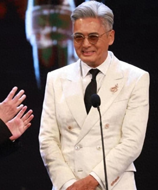 71岁周润发时隔16年再卖楼，逐步变现数亿资产，为慈善捐赠做准备