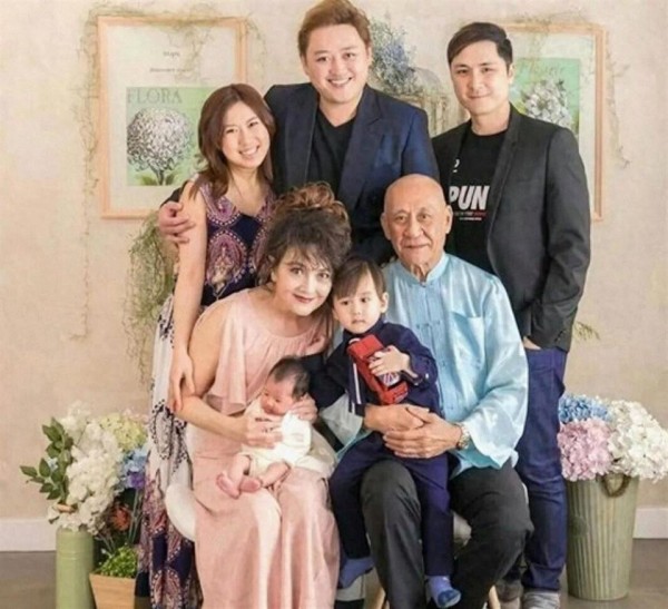 TVB老戏骨忍无可忍含泪再揭家事，每月给大儿子五万，仍不知足