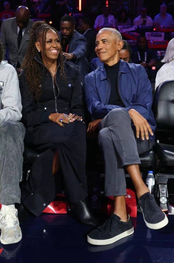 67岁奥巴马夫妇罕见过二人世界，全黑情侣装看剧，后台合影状态佳