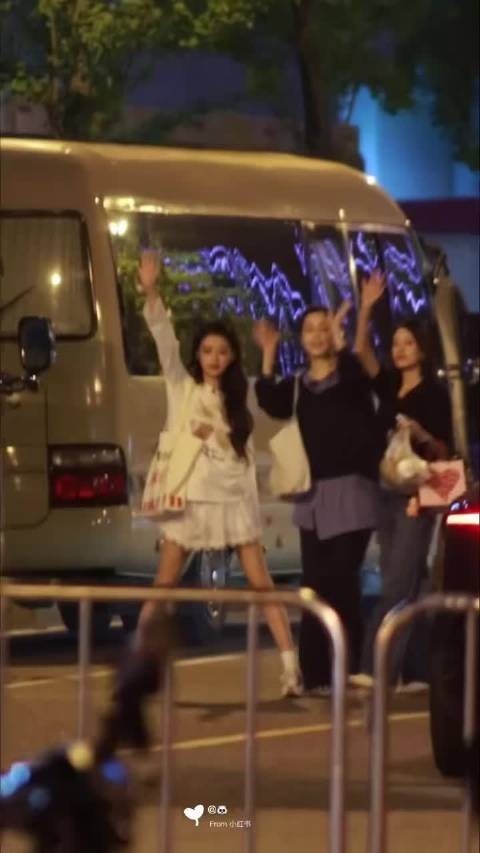 孙怡在江语晨范玮琪背后双手比耶