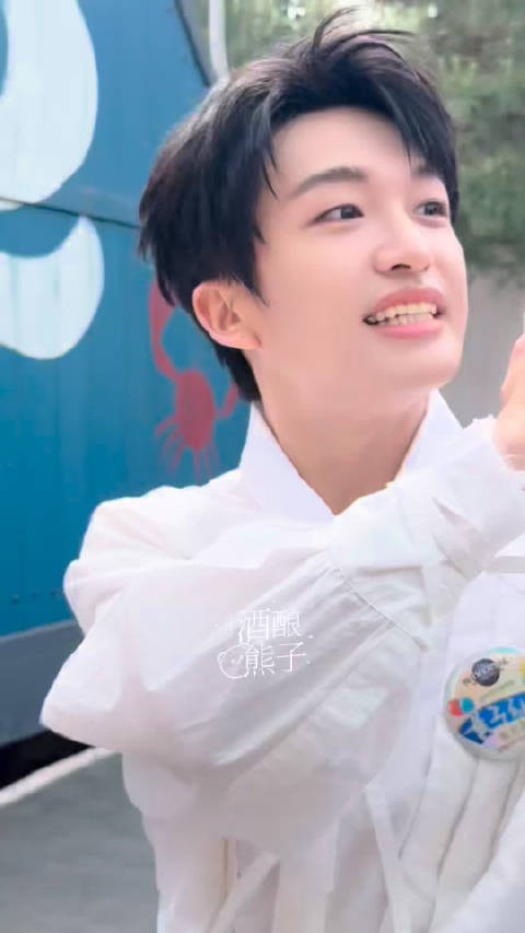 萌晕了这个黄子弘凡啊啊啊啊啊完全是小狗，蹦起来打招呼