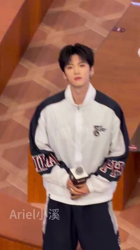 闫桉单边耳钉造型亮相引粉丝狂热应援