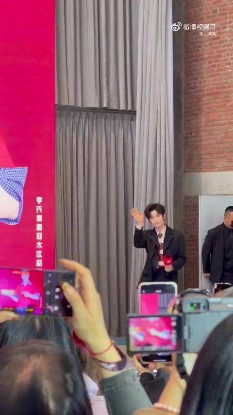 丁禹兮上海见面会全黑西装亮相，卷发造型神似缅因猫