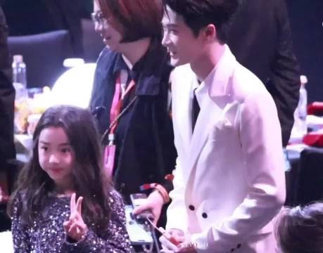 哈哈哈活泼外向的小酒窝，性格真的太讨喜了，谁不喜欢大大方方的小孩