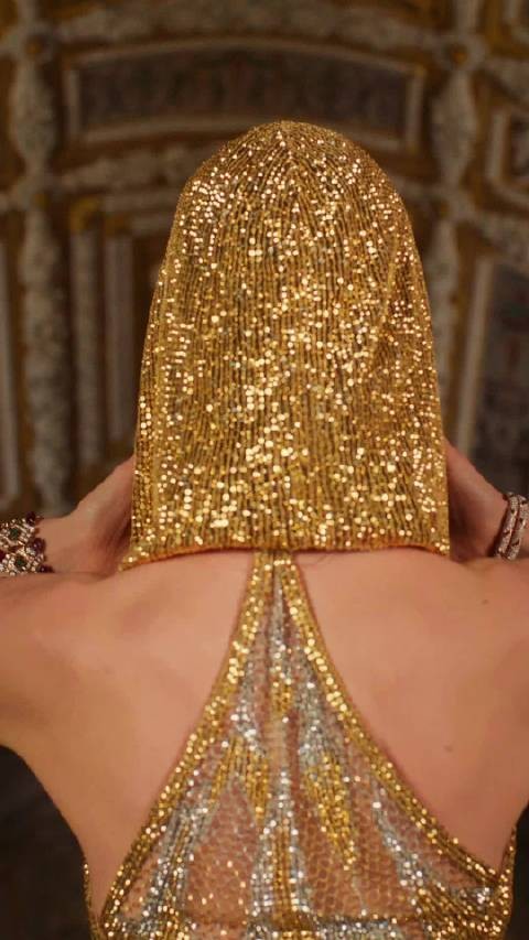 穿Versace 的安妮·海瑟薇，和范思哲完全适配，每一次登场都是全场焦点