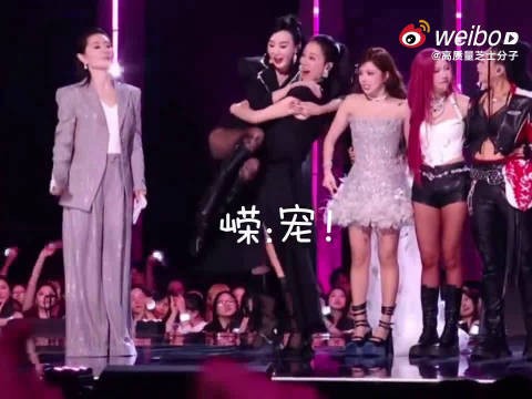 温峥嵘萧蔷二公舞台默契抱举引热议