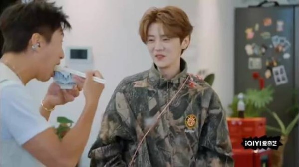 邓超吃粉忘我，鹿晗提醒其牙上有菜